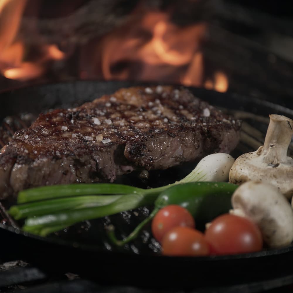 Bife com cogumelos e legumes salteados